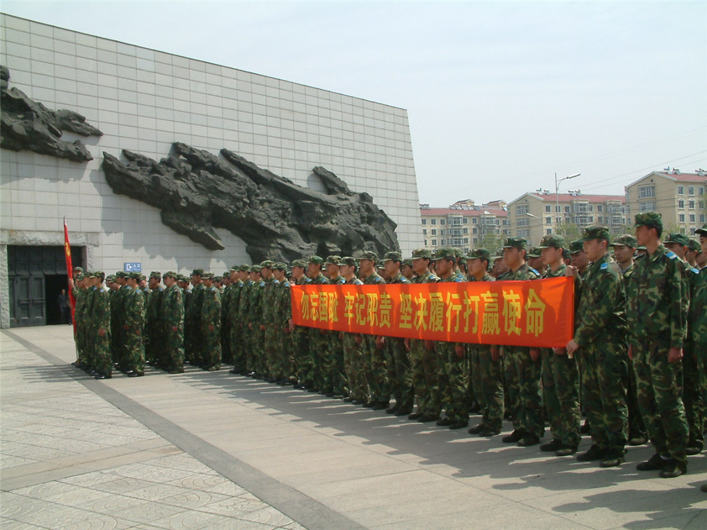 2012年，沈阳军区某部新兵在沈阳“九・一八”历史博物馆党性教育基地举行入伍宣誓仪式